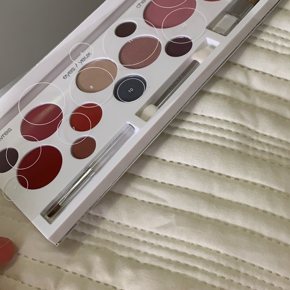 Clinique Seasons Worth of Pretty holiday 2011 kit - Picture 8 of 10